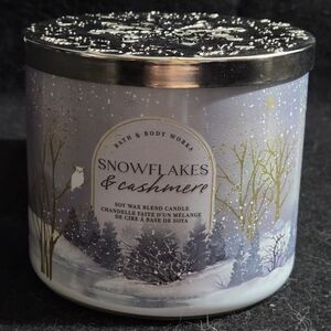 Bath & Body Works Snowflakes & Cashmere Candle - Lavender and Gold
